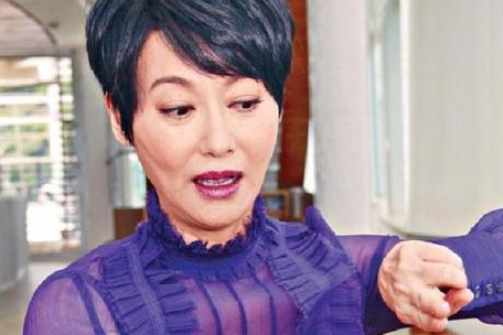 惠英红：从街头乞丐到影星，靠卖口香糖长大，她的成名史藏有“隐痛”