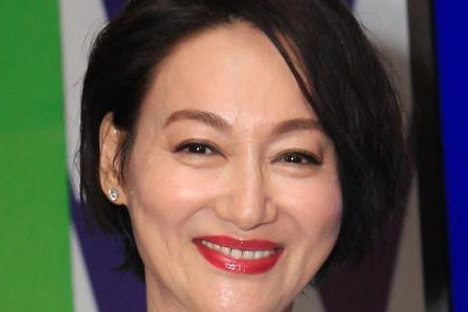 惠英红：从街头乞丐到影星，靠卖口香糖长大，她的成名史藏有“隐痛”