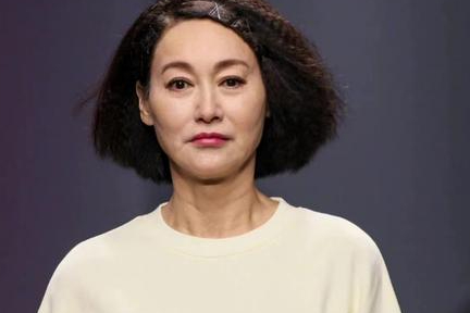 惠英红：从街头乞丐到影星，靠卖口香糖长大，她的成名史藏有“隐痛”
