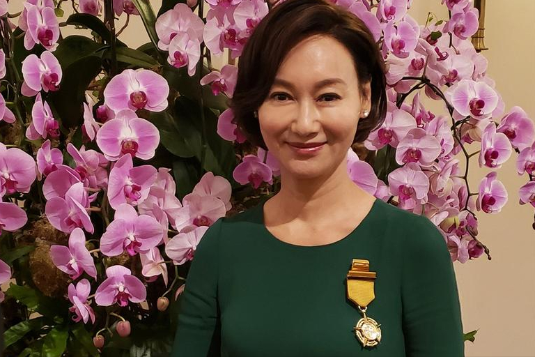 惠英红：从街头乞丐到影星，靠卖口香糖长大，她的成名史藏有“隐痛”