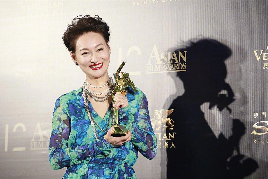 惠英红：从街头乞丐到影星，靠卖口香糖长大，她的成名史藏有“隐痛”