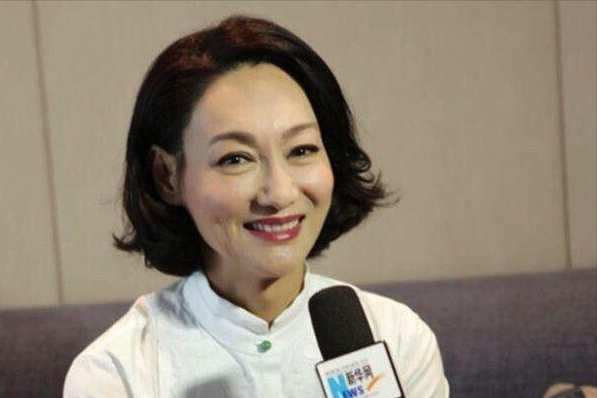 惠英红：从街头乞丐到影星，靠卖口香糖长大，她的成名史藏有“隐痛”