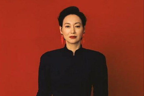 惠英红：从街头乞丐到影星，靠卖口香糖长大，她的成名史藏有“隐痛”
