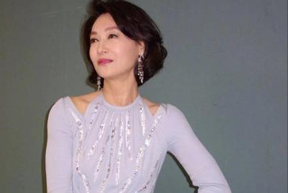 惠英红：从街头乞丐到影星，靠卖口香糖长大，她的成名史藏有“隐痛”