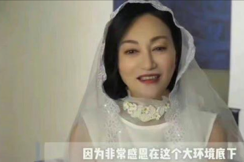 惠英红：从街头乞丐到影星，靠卖口香糖长大，她的成名史藏有“隐痛”