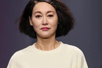 惠英红：从街头乞丐到影星，靠卖口香糖长大，她的成名史藏有“隐痛”