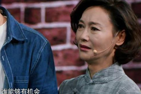 惠英红：从街头乞丐到影星，靠卖口香糖长大，她的成名史藏有“隐痛”