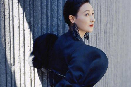惠英红：从街头乞丐到影星，靠卖口香糖长大，她的成名史藏有“隐痛”