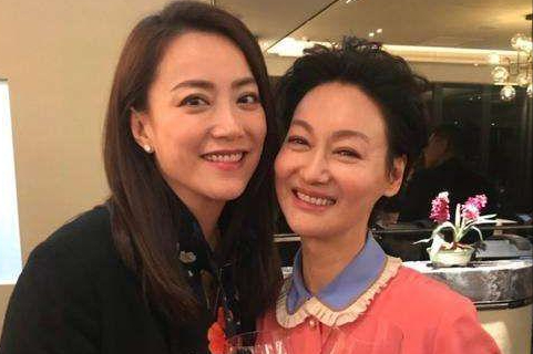 惠英红：从街头乞丐到影星，靠卖口香糖长大，她的成名史藏有“隐痛”