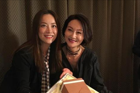 惠英红：从街头乞丐到影星，靠卖口香糖长大，她的成名史藏有“隐痛”