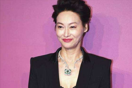 惠英红：从街头乞丐到影星，靠卖口香糖长大，她的成名史藏有“隐痛”