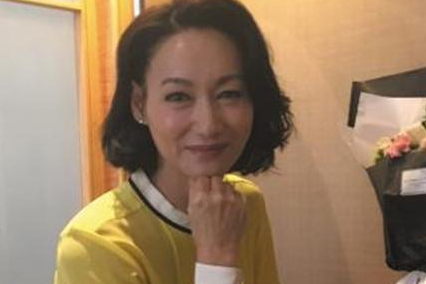 惠英红：从街头乞丐到影星，靠卖口香糖长大，她的成名史藏有“隐痛”