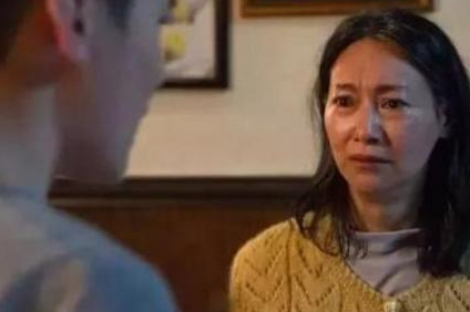 惠英红：从街头乞丐到影星，靠卖口香糖长大，她的成名史藏有“隐痛”