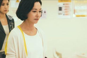 惠英红：从街头乞丐到影星，靠卖口香糖长大，她的成名史藏有“隐痛”