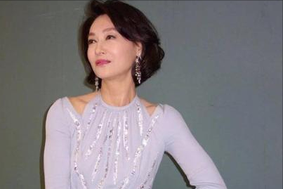惠英红：从街头乞丐到影星，靠卖口香糖长大，她的成名史藏有“隐痛”