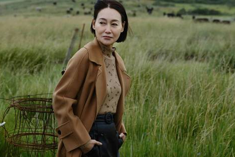 惠英红：从街头乞丐到影星，靠卖口香糖长大，她的成名史藏有“隐痛”