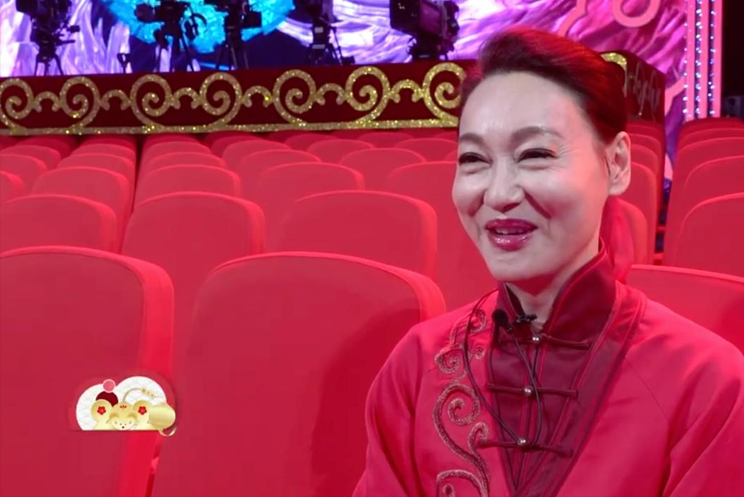 惠英红：从街头乞丐到影星，靠卖口香糖长大，她的成名史藏有“隐痛”
