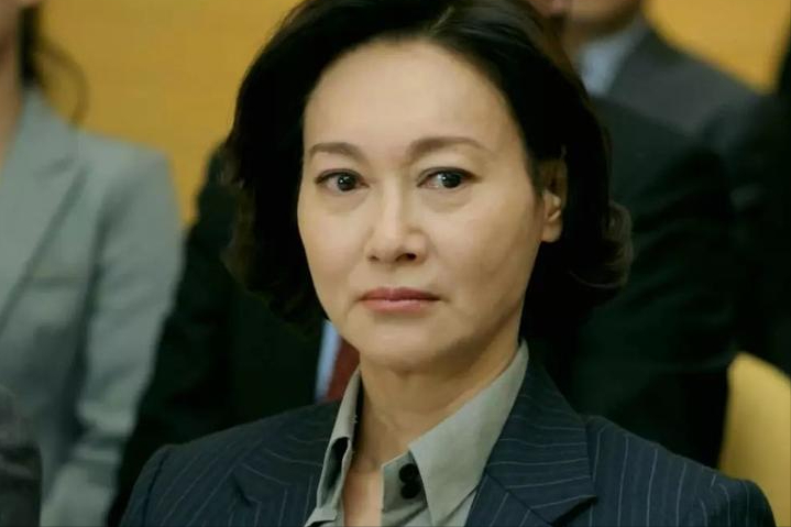 惠英红：从街头乞丐到影星，靠卖口香糖长大，她的成名史藏有“隐痛”