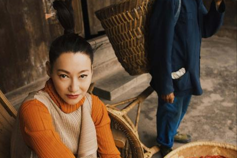 惠英红：从街头乞丐到影星，靠卖口香糖长大，她的成名史藏有“隐痛”