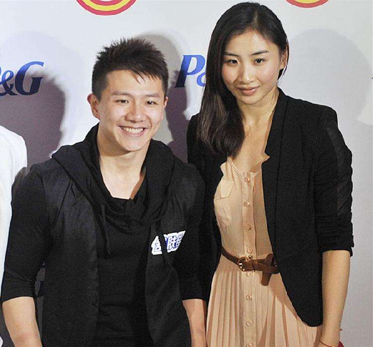 蹦床公主何雯娜：19岁夺奥运冠军，和陈一冰拍婚纱照，现状如何？