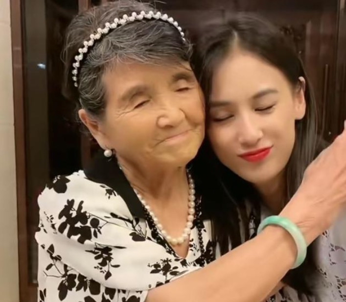 黄圣依：周星驰捧红后嫁二婚杨子，一年2亿零花钱，如今还好吗？