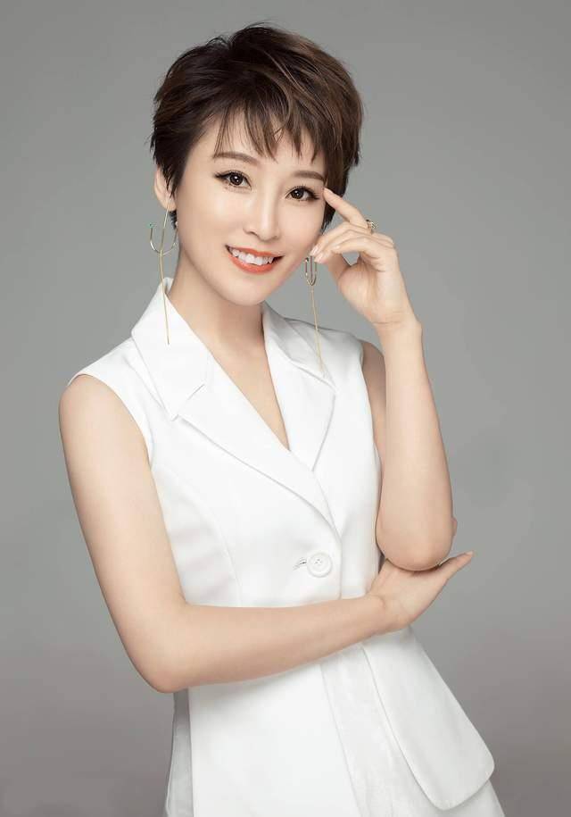 谢楠资料：作为一名优秀的主持人，她不应只被“吴京太太”定义