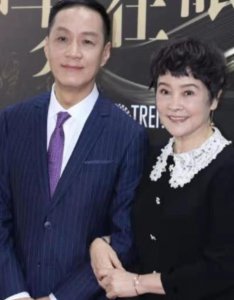 ​冯远征老婆资料（冯远征与大8岁妻子同框）