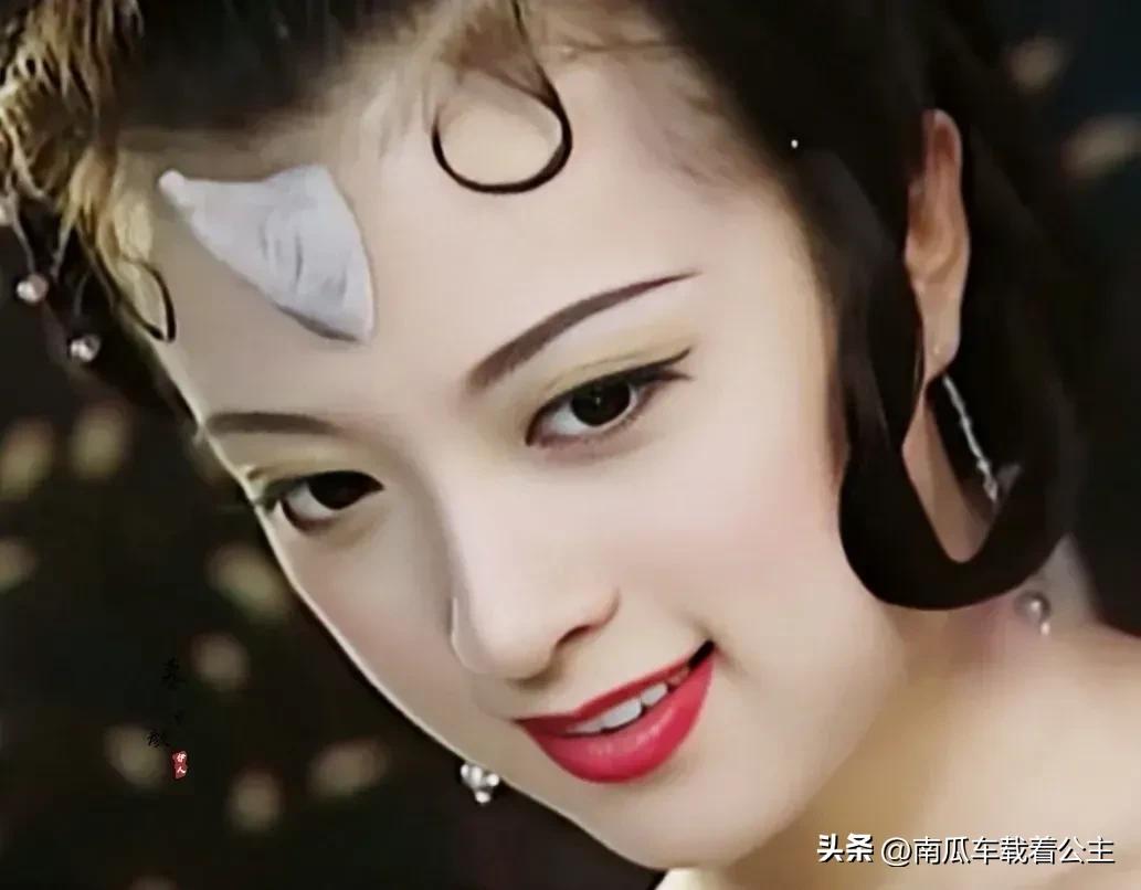 傅艺伟和金巧巧看着有点像，像一对姐妹花，为何评价悬殊那么大？