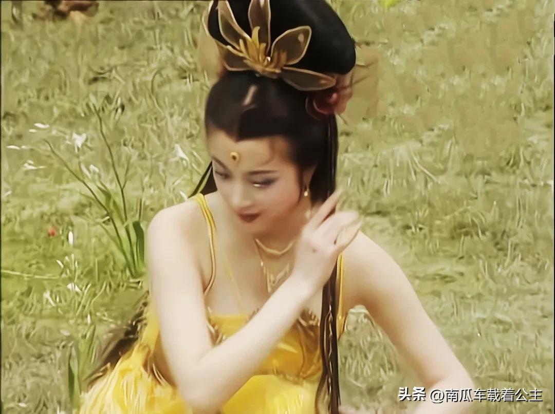 傅艺伟和金巧巧看着有点像，像一对姐妹花，为何评价悬殊那么大？