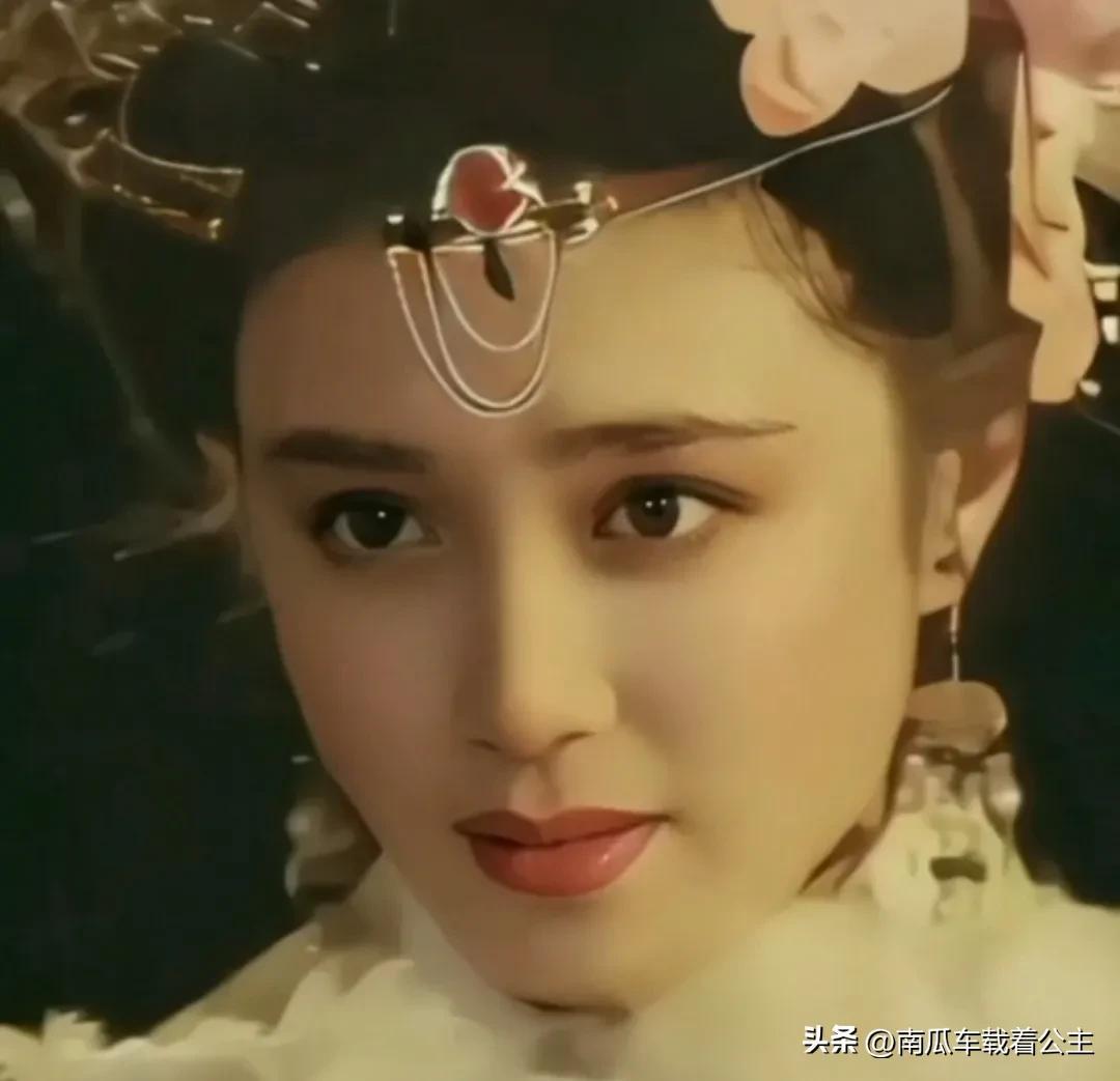 傅艺伟和金巧巧看着有点像，像一对姐妹花，为何评价悬殊那么大？