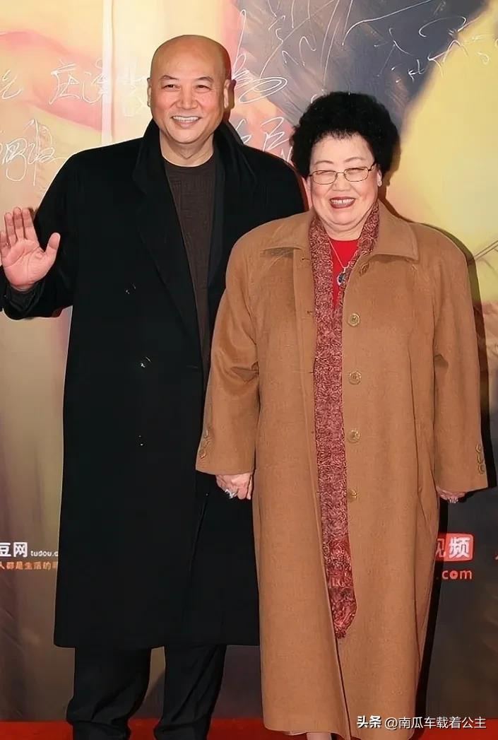 傅艺伟和金巧巧看着有点像，像一对姐妹花，为何评价悬殊那么大？