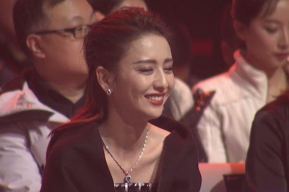 头条盛典现场亮点不断：刘宇宁被嘲不够绅士，热巴关晓彤尴尬同坐