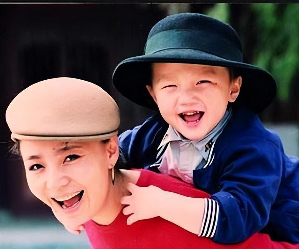 巴图的简介是什么（巴图：被生父拒认25年，从小被宋丹丹打压，娶大7岁妻子收获幸福）