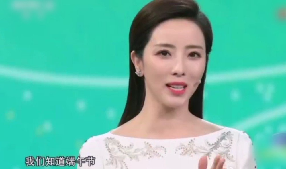 李思思老公罕晒俩儿子！身形干瘦皮肤黝黑，在篮球场上兴奋助威