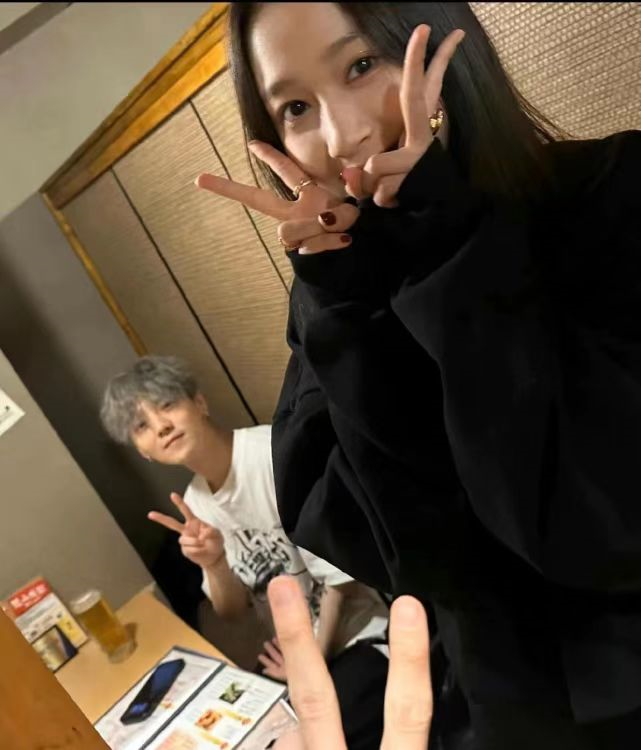 关晓彤晒健身美照，性感马甲线抢镜，与鹿晗感情甜蜜惹人羡