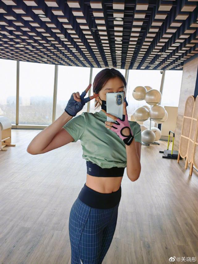关晓彤晒健身美照，性感马甲线抢镜，与鹿晗感情甜蜜惹人羡