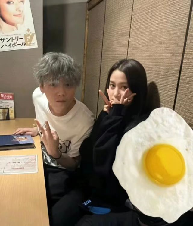 关晓彤晒健身美照，性感马甲线抢镜，与鹿晗感情甜蜜惹人羡