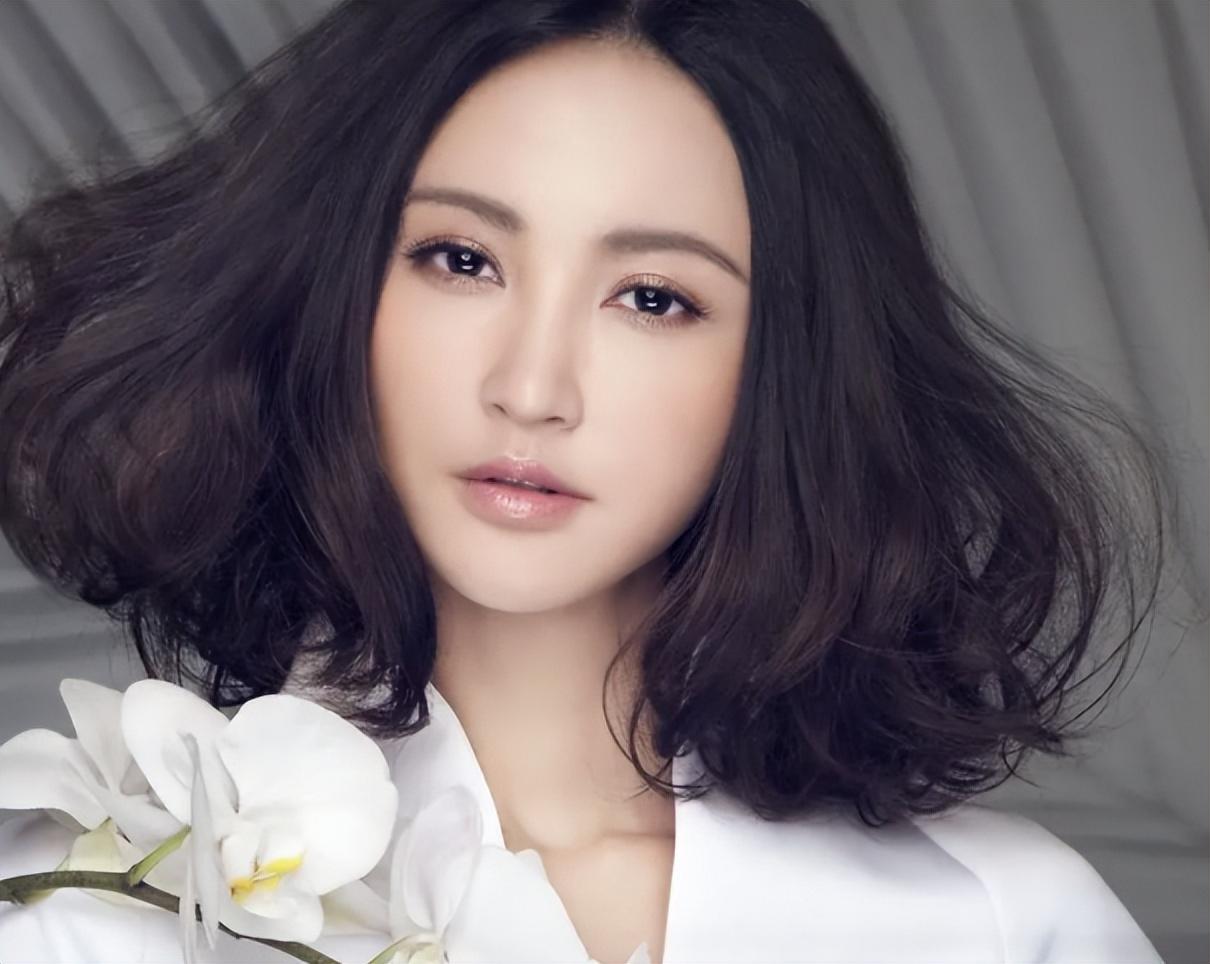 张歆艺结过婚几次：经历3段感情2次婚姻，跟前夫的婚礼还邀请了二婚丈夫袁弘