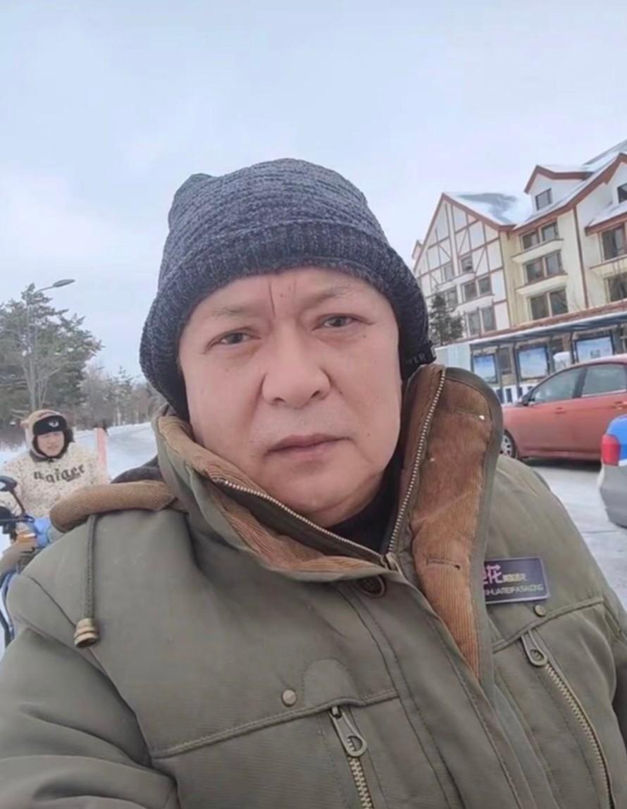 迟志强现状如何 , 现身东北老家，眉毛脱离面容沧桑，坐电动三轮车接地气