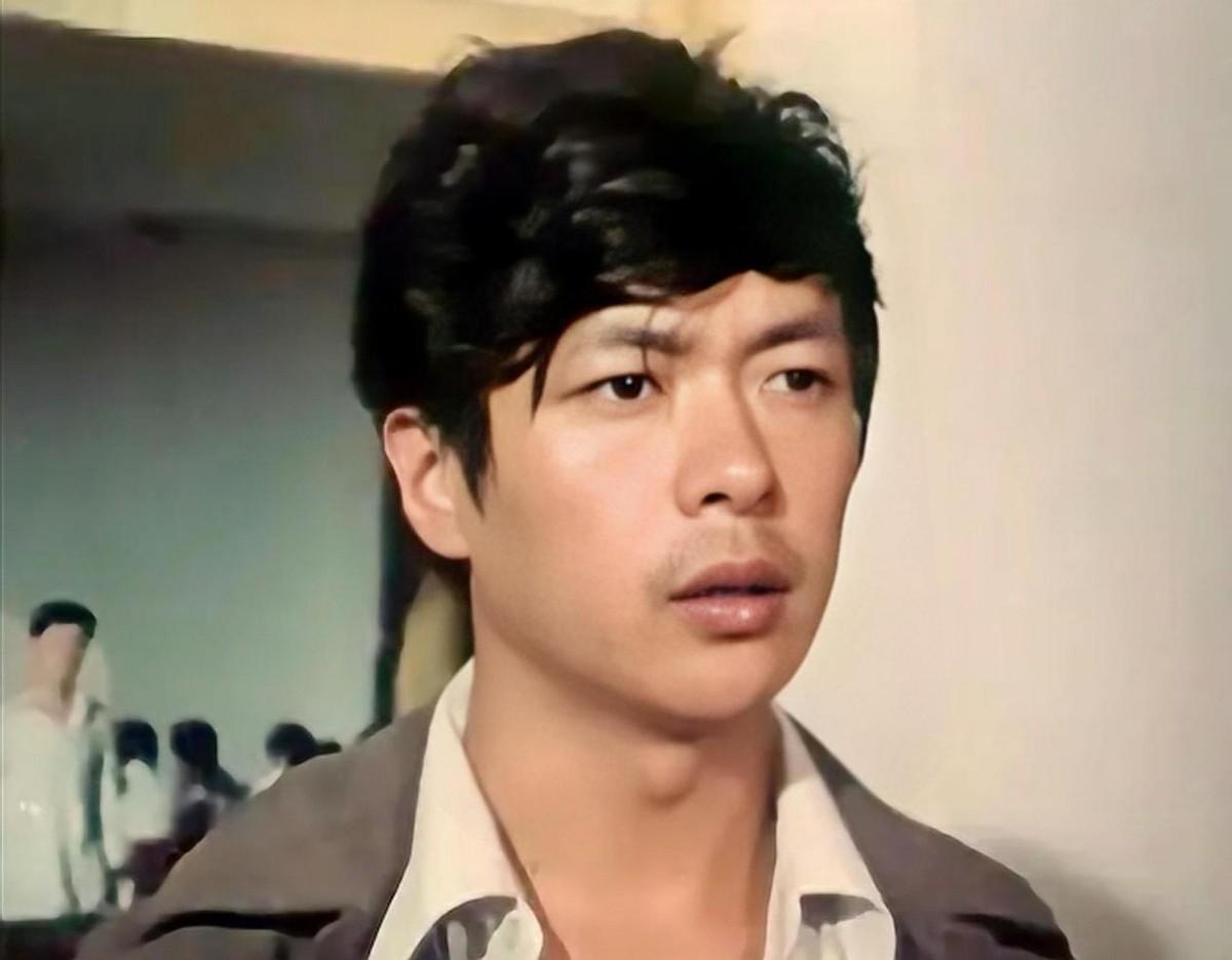 迟志强现状如何 , 现身东北老家，眉毛脱离面容沧桑，坐电动三轮车接地气