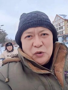 ​迟志强现状如何 , 现身东北老家，眉毛脱离面容沧桑，坐电动三轮车接地气
