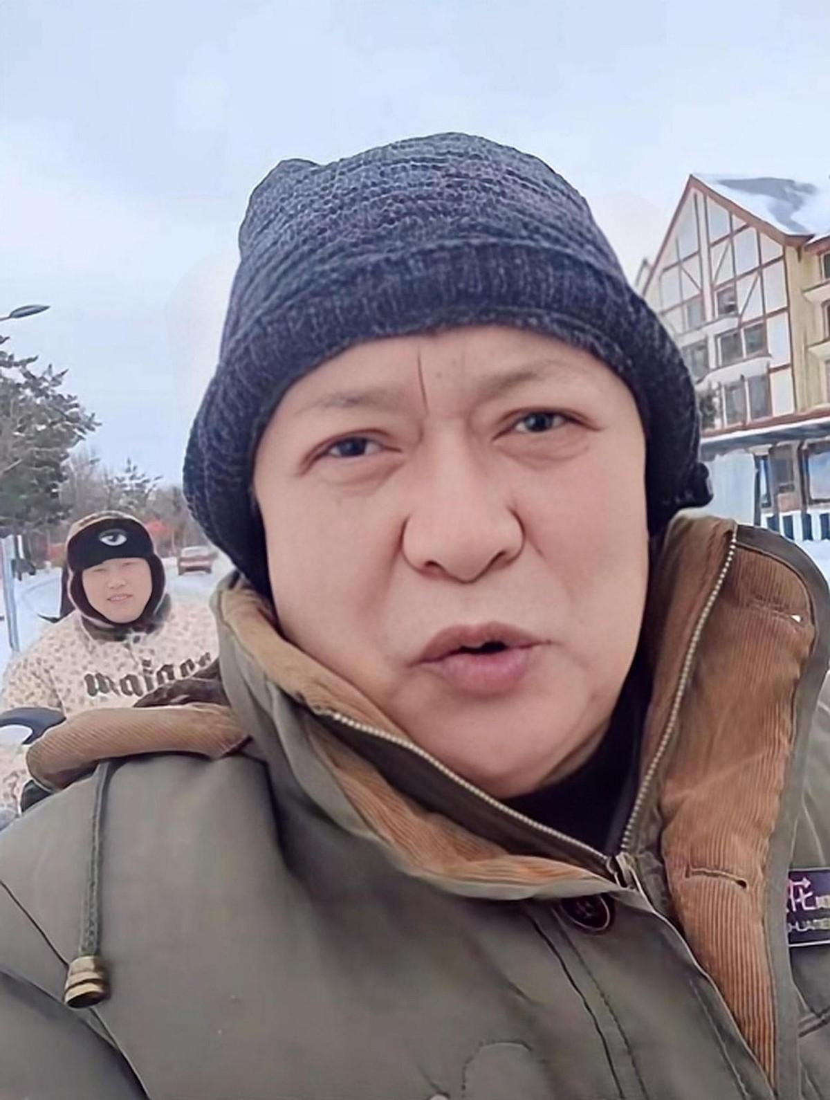 迟志强现状如何 , 现身东北老家，眉毛脱离面容沧桑，坐电动三轮车接地气