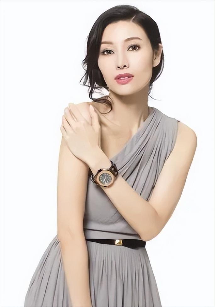 奋斗20年最终嫁入豪门的李嘉欣，她是如何抓牢的？