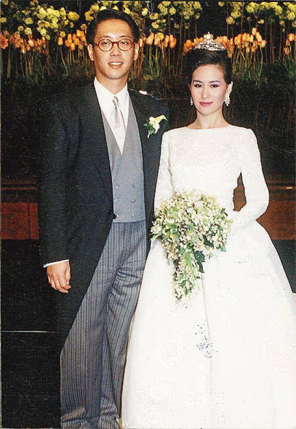 奋斗20年最终嫁入豪门的李嘉欣，她是如何抓牢的？