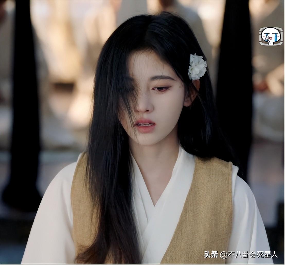 赵露思精修照引争议，粉丝集体督促减肥，让她不要活在美颜里