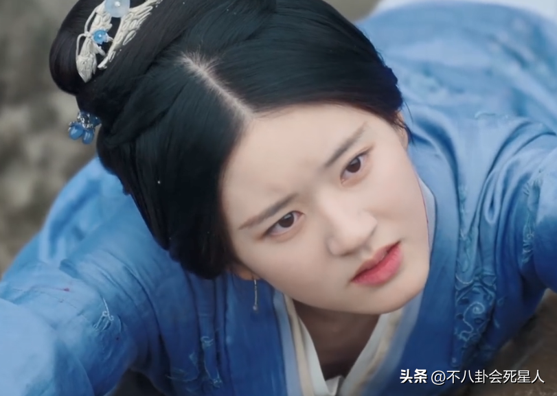 赵露思精修照引争议，粉丝集体督促减肥，让她不要活在美颜里