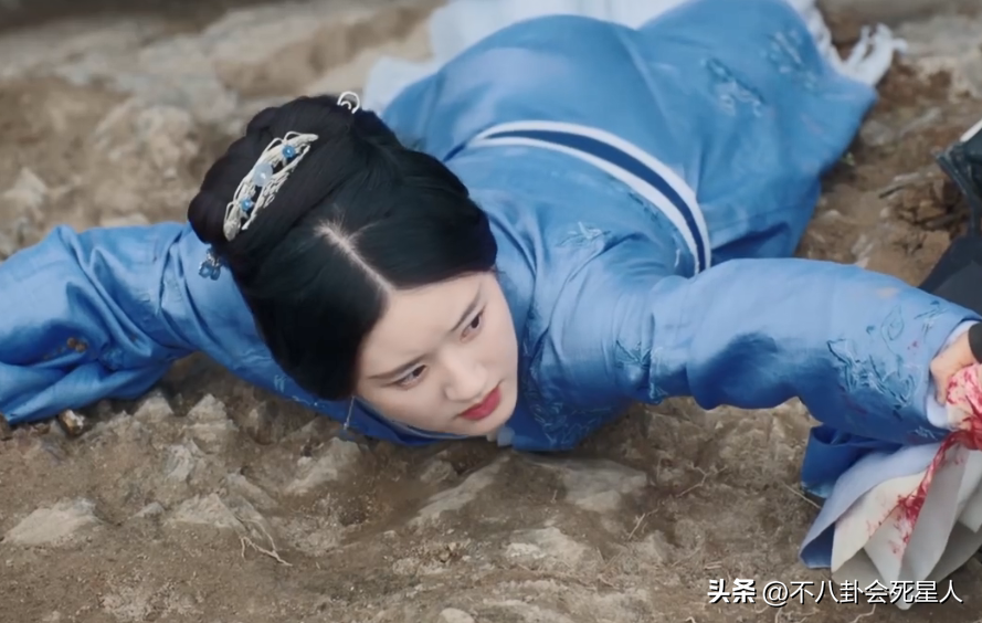 赵露思精修照引争议，粉丝集体督促减肥，让她不要活在美颜里