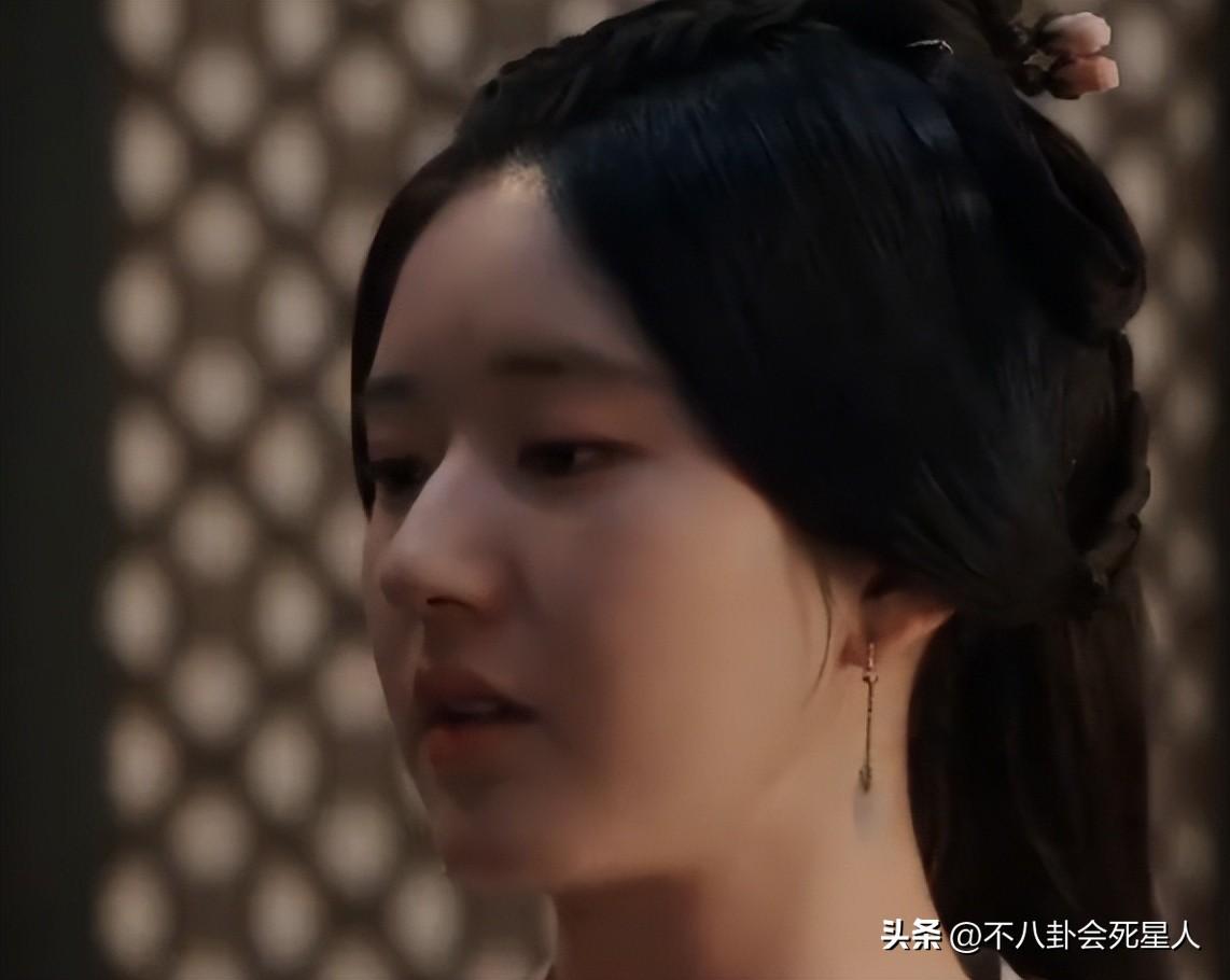 赵露思精修照引争议，粉丝集体督促减肥，让她不要活在美颜里