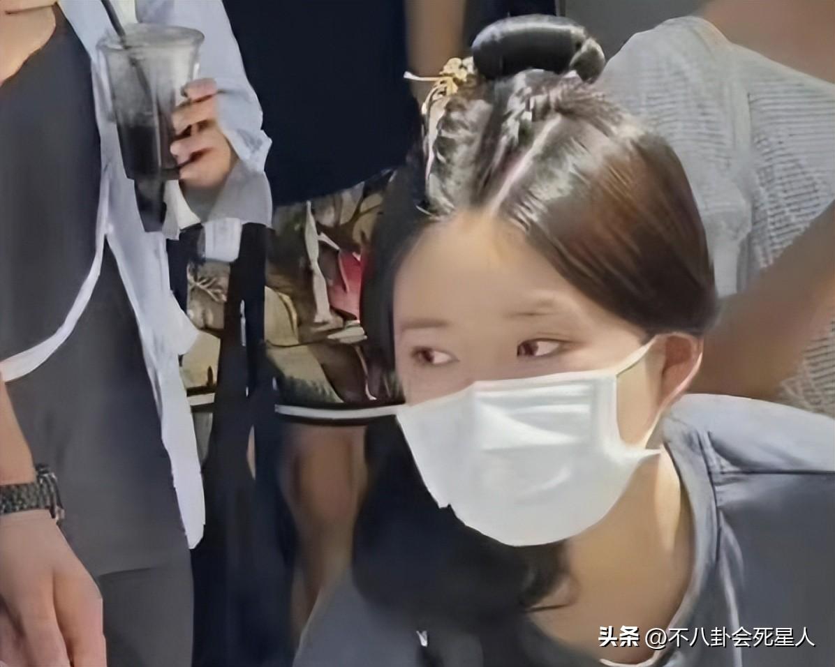 赵露思精修照引争议，粉丝集体督促减肥，让她不要活在美颜里