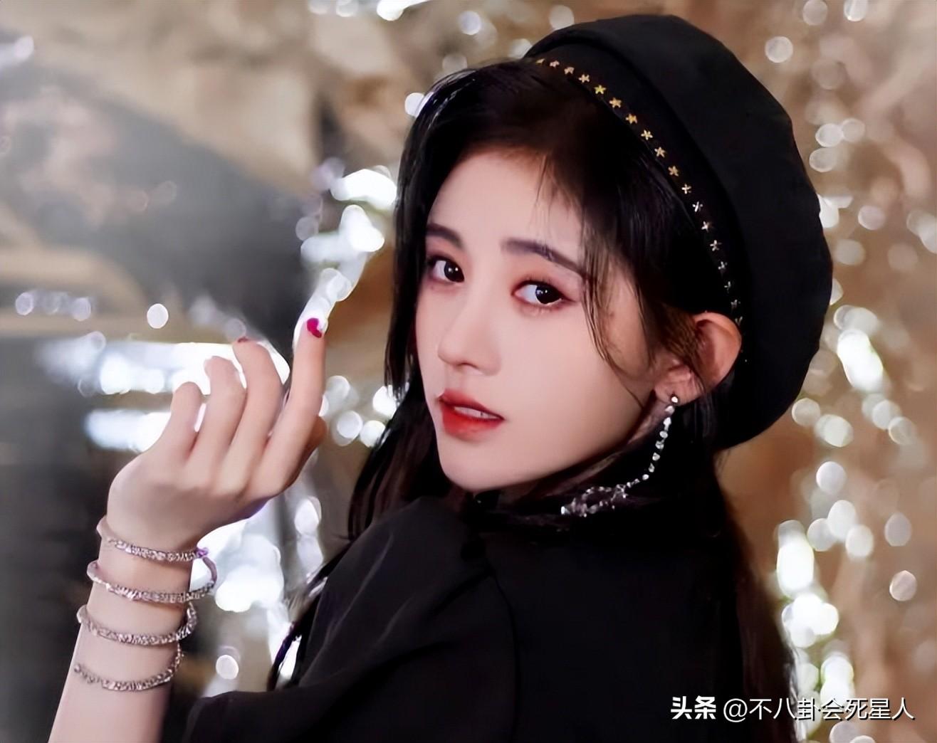 赵露思精修照引争议，粉丝集体督促减肥，让她不要活在美颜里